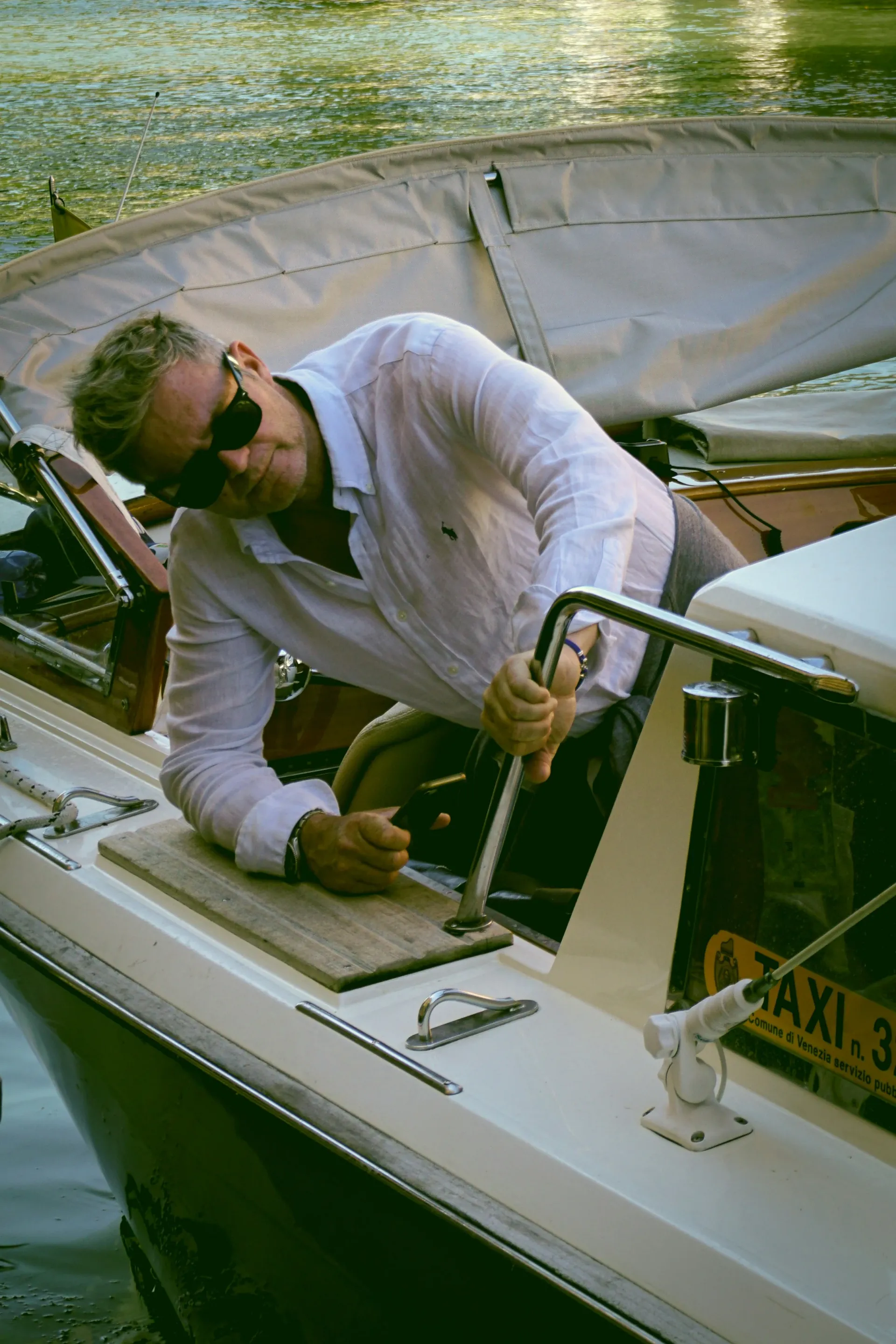 O nosso skipper licenciado a bordo do barco em Lisboa
