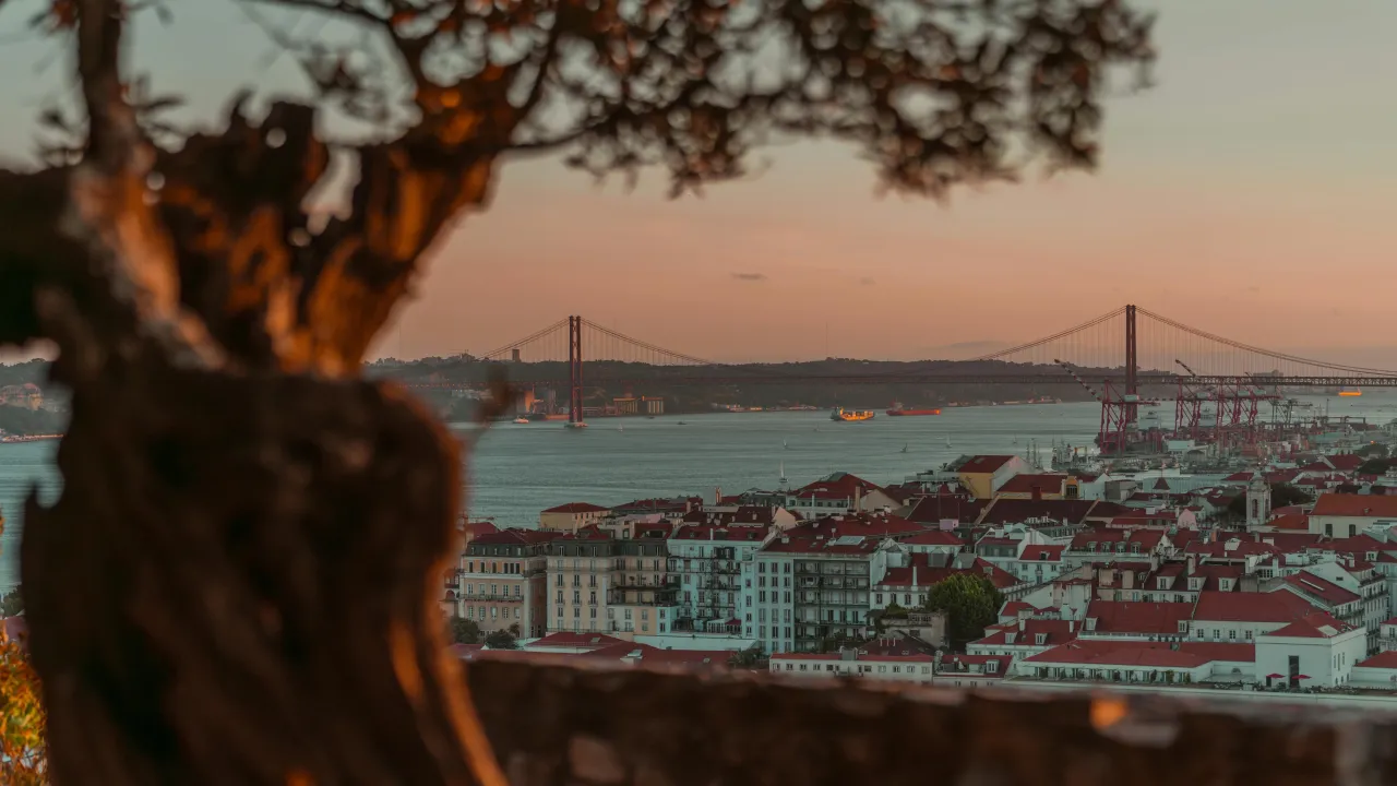 Lisboa e a Ponte 25 de Abril sobre o Tejo ao pôr do sol